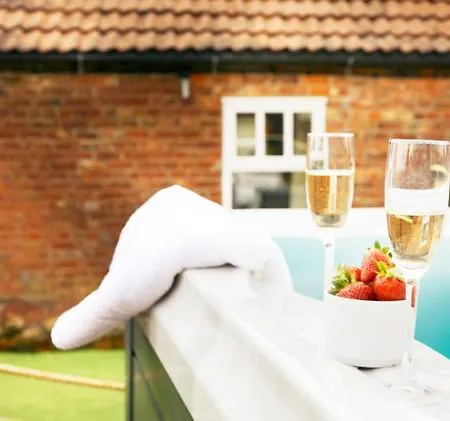 Barn Deluxe - Hot Tub Holiday home *